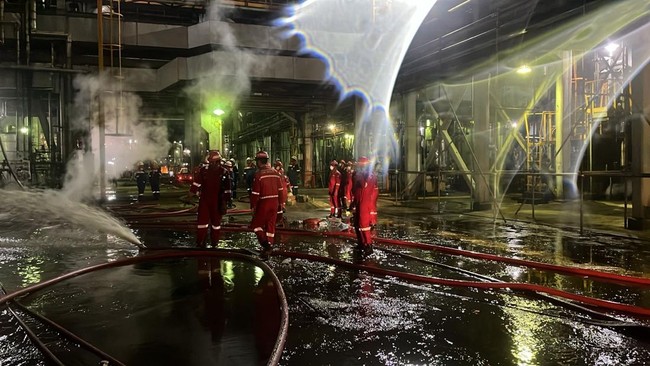 Kebakaran kilang minyak PT Pertamina Refinery Unit II Dumai berhasil dipadamkan pukul 23.20 WIB setelah salah satu unit operasional sempat meledak terbakar.
