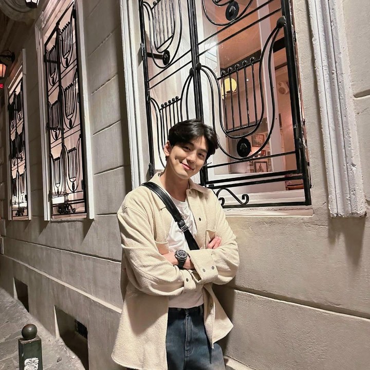 <p>Sejak debutnya pada 2013 dalam drama <em>Monstar,</em> Kim Min Gue telah mengesankan penonton dengan kemampuan aktingnya. Bahkan, visualnya yang tampan dengan lesung pipi juga berhasil memikat hati para penggemar. &ldquo;Sangat tampan,&rdquo; tulis akun <em>@julianaxavi****.</em> &ldquo;Lesungnya selalu bikin kangen,&rdquo; tulis akun <em>@cn****.&nbsp;</em>(Foto: Instagram@mingue.k)</p>