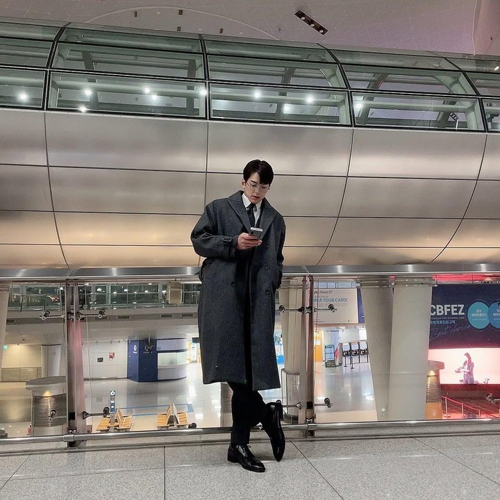 <p>Bunda yang sudah pernah nonton drama Korea <em>Business Proposal</em> pastinya sudah tidak asing lagi dengan sekretaris tampan yang satu ini, bukan? Kim Min Gue belum lama ini telah menyelesaikan dinas wajib militernya alias wamil pada 30 September 2025. (Foto: Instagram@mingue.k)</p>