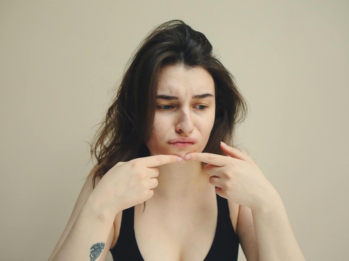 Kulit berminyak bukan berarti tidak butuh sheet mask. Pemakaian sheet mask pada kulit berminyak bisa dilakukan satu kali dalam seminggu.