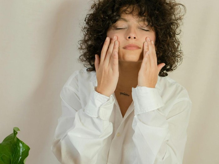 Pemakaian sheet mask pada kulit normal bisa dilakukan sekali dalam seminggu. Jadi, meskipun kulit tidak kering maupun berminyak, bukan berarti bisa memakai sheet mask setiap hari.