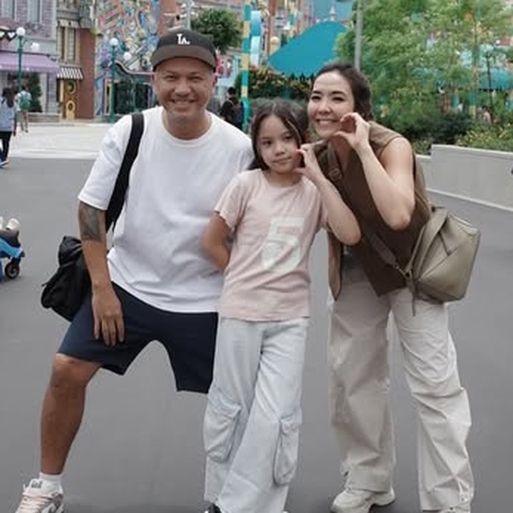 <p>Artis Gisel dan Gading Marten sudah tujuh tahun bercerai. Meski telah lama berpisah, keduanya tetap menjalin persahabatan dan <em>co-parenting</em> dalam mengasuh sang putri, Gempi. Gisel dan Gading juga sering terlihat kompak dalam mendukung putri mereka yang baru-baru ini terjun ke dunia musik. (Foto: Instagram @gadiiing)</p>