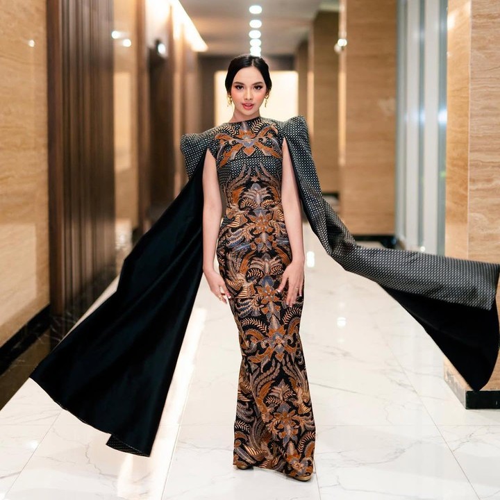 <p>Lyodra Ginting kerap tampil dengan mengenakan batik. Salah satunya seperti foto berikut ketika dia menghadiri acara Indonesian Movie Actors Awards (IMAA) 2023. <em>Dress </em>batik dengan warna dasar hitam itu membuat Lyodra mendapat pujian. &ldquo;Cantik banget,&rdquo; tulis akun <em>@e7v****.</em> &ldquo;Kenapa cantik banget sih,&rdquo; tulis akun<em> @meilda****.&nbsp;</em>(Foto: Instagram@lyodraofficial)</p>