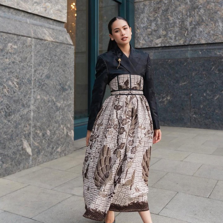 <p>Penyanyi Maudy Ayunda kerap menggunakan batik dalam berbagai acara. Salah satunya seperti foto berikut ketika menghadiri acara ASEAN Business Awards pada 2023 lalu. Ia tampil menawan menggunakan batik motif ciwaringin yang dipadukan dengan model hanbok (baju tradisional khas Korea Selatan). &ldquo;Mengenakan sentuhan kontemporer batik Indonesia yang memukau. Menyajikan nuansa hanbok-batik. <em>@wilsenwillimofficial @imeldaimew,&rdquo;</em> tulis Maudy, dikutip dari laman Instagram <em>@maudyayunda,</em> Rabu (1/10/2025). (Foto: Instagram@maudyayunda)</p>