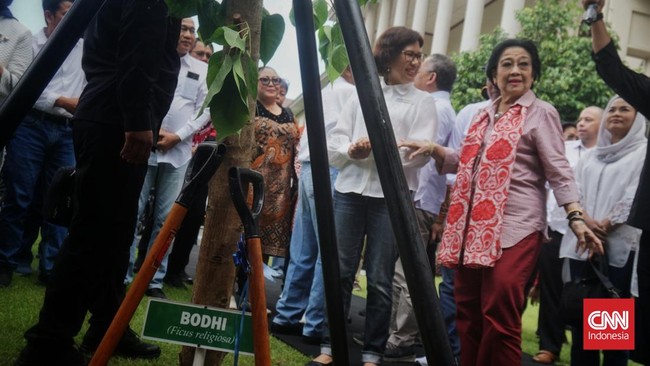 Megawati Soekarnoputri menegaskan gelar profesor kehormatan yang dimilikinya asli, dalam acara di UGM. Ia juga berbagi wawasan tentang riset dan inovasi.