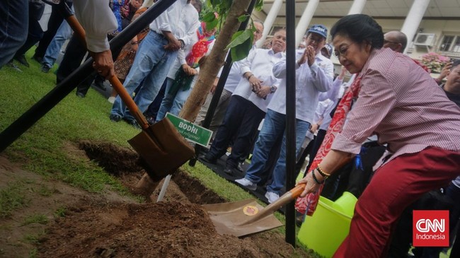 Megawati Soekarnoputri menanam pohon Bodhi di UGM, simbol kebijaksanaan dan ketenangan. Acara ini juga dihadiri Rektor UGM Ova Emilia.