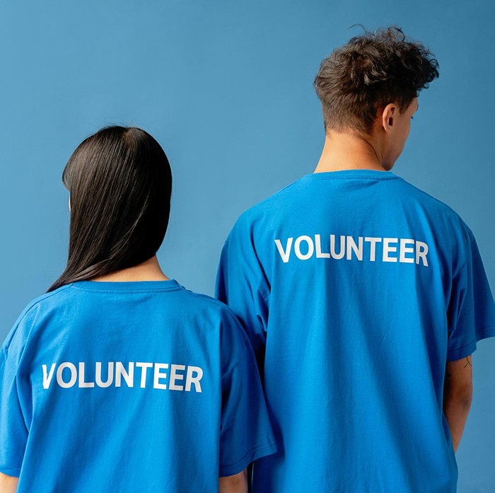 Kegiatan amal bisa menghilangkan perasaan dan pikiran buruk. Karena itu, kesepian juga bisa diatasi dengan menjadi sukarelawan dan mengikuti kegiatan amal di sekitar.