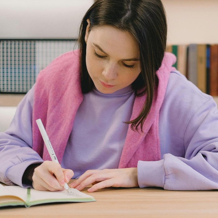 Hal sederhana lainnya yang bisa menyingkirkan rasa kesepian yang sedang kita rasakan adalah menulis jurnal harian. Dengan melakukan hal ini, kita bisa lebih bersyukur dan terhindar dari perasaan negatif.