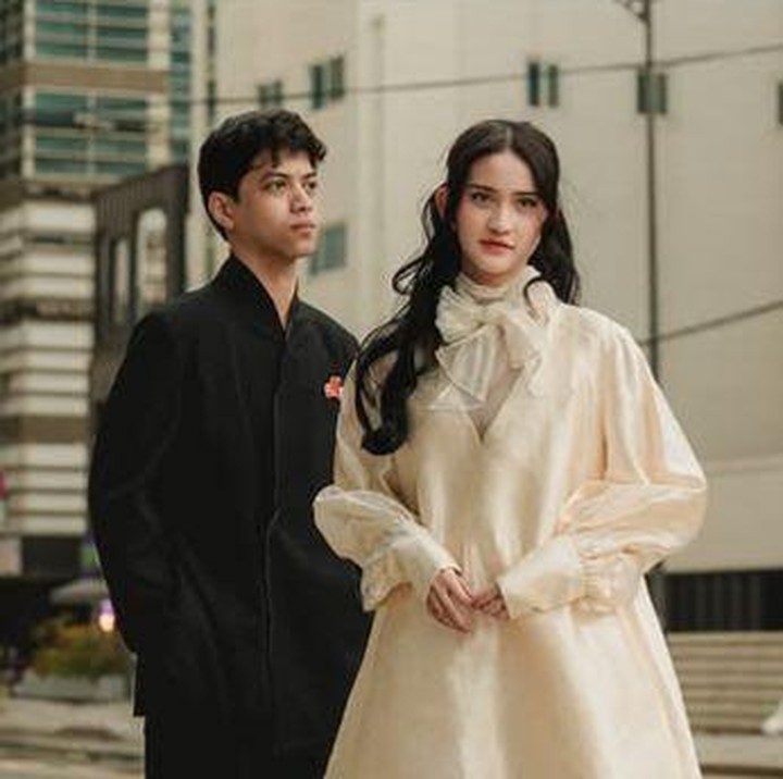 <p>Film <em>Rangga &amp; Cinta</em> yang digadang-gadang sebagai kebangkitan dari kisah legendaris <em>Ada Apa Dengan Cinta?</em> sukses memicu rasa penasaran publik. Salah satu yang menarik perhatian adalah hadirnya Leya Princy, putri Ferry Maryadi, yang dipercaya membawakan peran Cinta, beradu akting dengan pendatang baru El Putra Satrira sebagai Rangga. (Foto: Instagram @elputrasarira)</p>