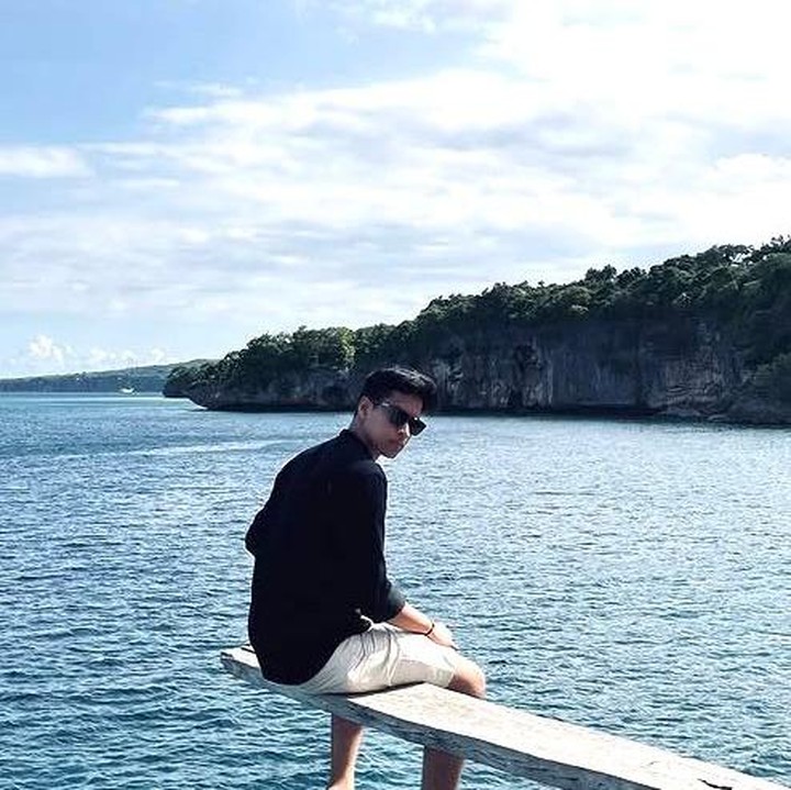 <p>Meski usianya kini baru menginjak 21 tahun, karier El tampak menjanjikan di industri perfilman Tanah Air. Kehadiran El di film <em>Rangga &amp; Cinta</em> dipercaya bisa membawa suasana baru pada kisah cinta yang sebelumnya sudah dikenal itu.&nbsp;(Foto: Instagram @elputrasarira)</p>
