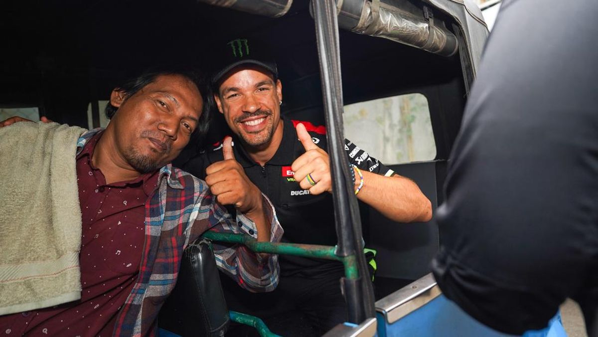2 Bintang Pertamina Enduro VR46 Heboh Naik Bajaj dan MRT di Jakarta