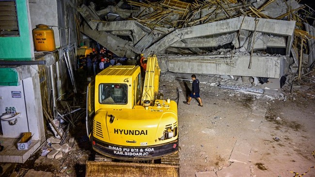 Upaya evakuasi dengan alat berat rentan mengubah pola runtuhan dan rembetannya ke semua sektor yang terhubung dengan bangunan di Ponpes Sidoarjo.