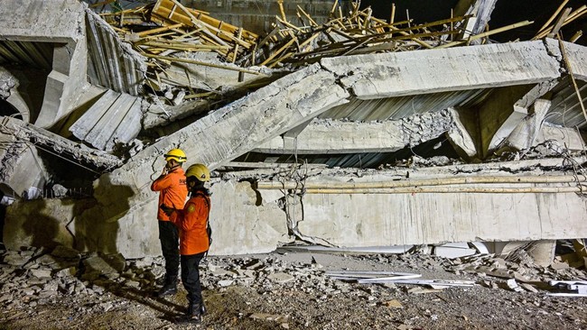 Pembongkaran Ponpes Ambruk 75 Persen, Ada Risiko Runtuhan Susulan Proses pembongkaran material gedung Pesantren Al Khoziny di Sidoarjo yang ambruk telah mencapai 75%. Kini, muncul risiko runtuhan susulan dari gedung sebelah.