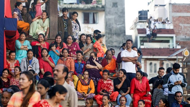 Bocah dua tahun dipilih sebagai Kumari atau 'Dewi Perawan' di Nepal dalam festival Indra Jatra.