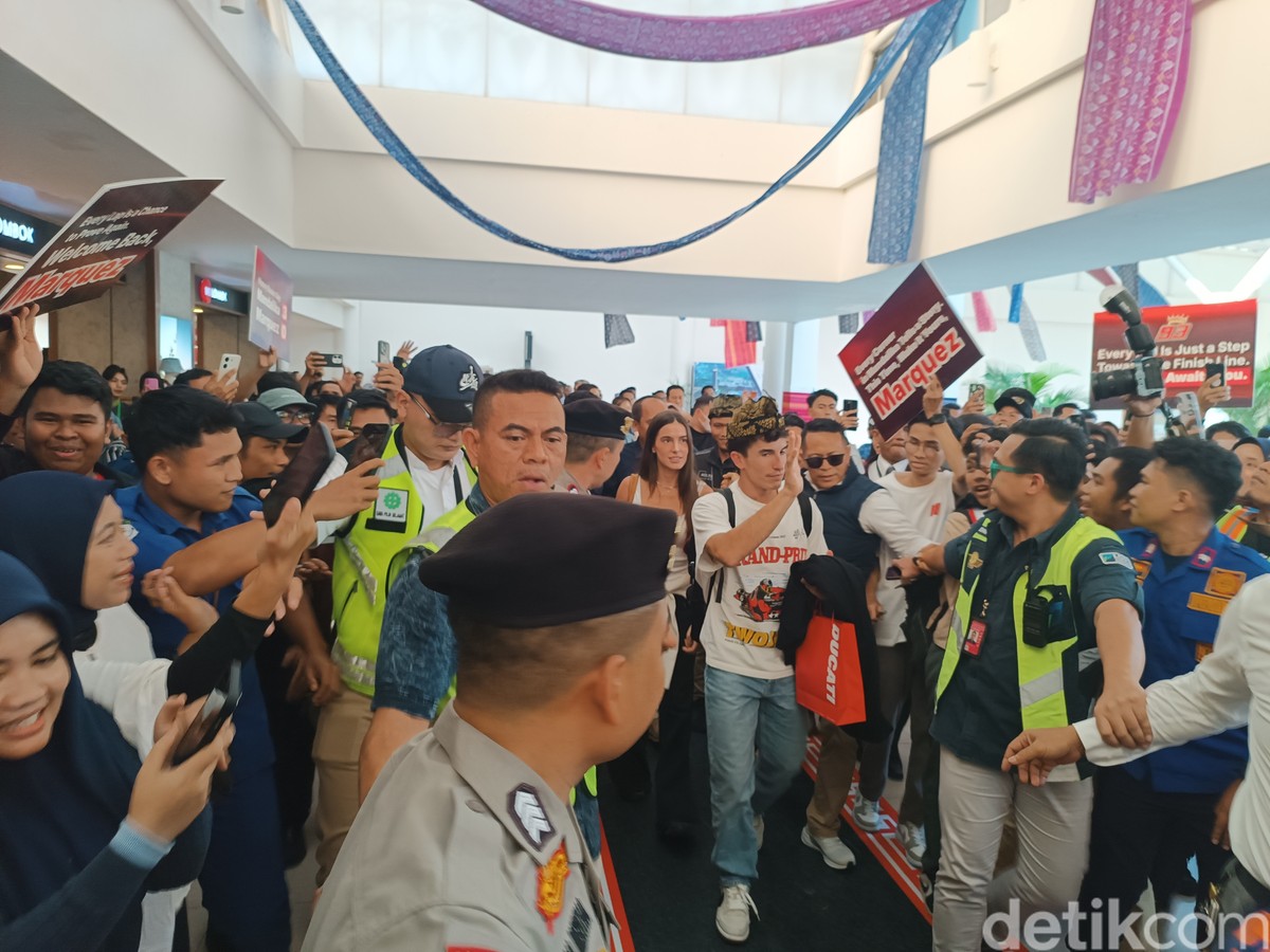 Pembalap Ducati Lenovo&comma; Marc Marquez&comma; saat tiba di Bandara Internasional Lombok&comma; Rabu &lpar;1&sol;10&sol;2025&rpar;&period; &lpar;Foto&colon; Edi Suryansyah&sol;detikBali&rpar;