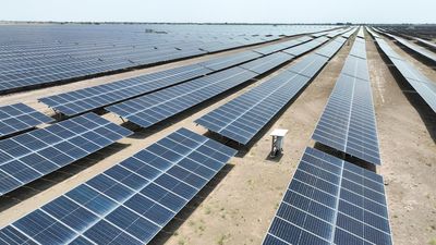 Kejar 17 GW di 2026, Danantara Gandeng Kampus Garap Proyek PLTS 100 GW