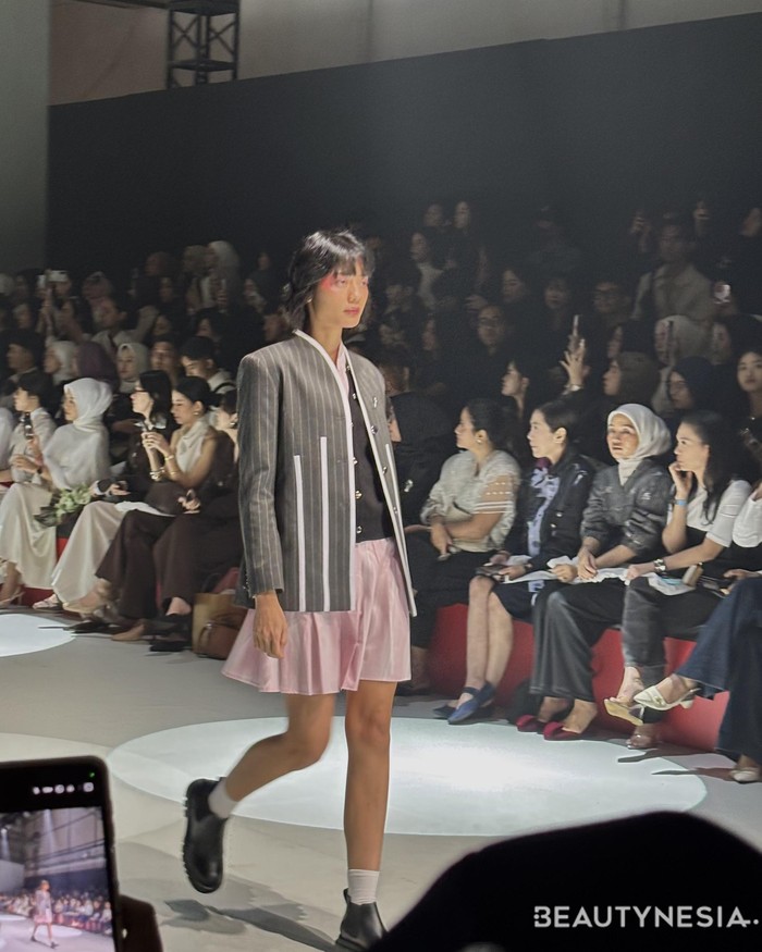 Garis Waktu merupakan kolaborasi eksklusif Wilsen Willim dan Dear Me Beauty yang ditampilkan dalam acara Plaza Indonesia Fashion Week, Senin (29/9/2025). Keduanya menyatukan dua bidang dan jiwa berbeda. (Foto: Rini Apriliani/Beautynesia)
