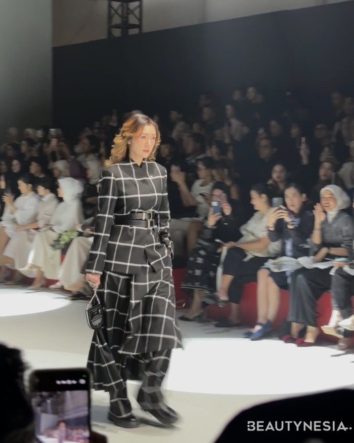Namun, beberapa koleksinya juga dibuat untuk tampilan yang lebih mature. Salah satu koleksi ini menampilkan setelan monokrom yang terlihat modern dan tegas. (Foto: Rini Apriliani/Beautynesia)