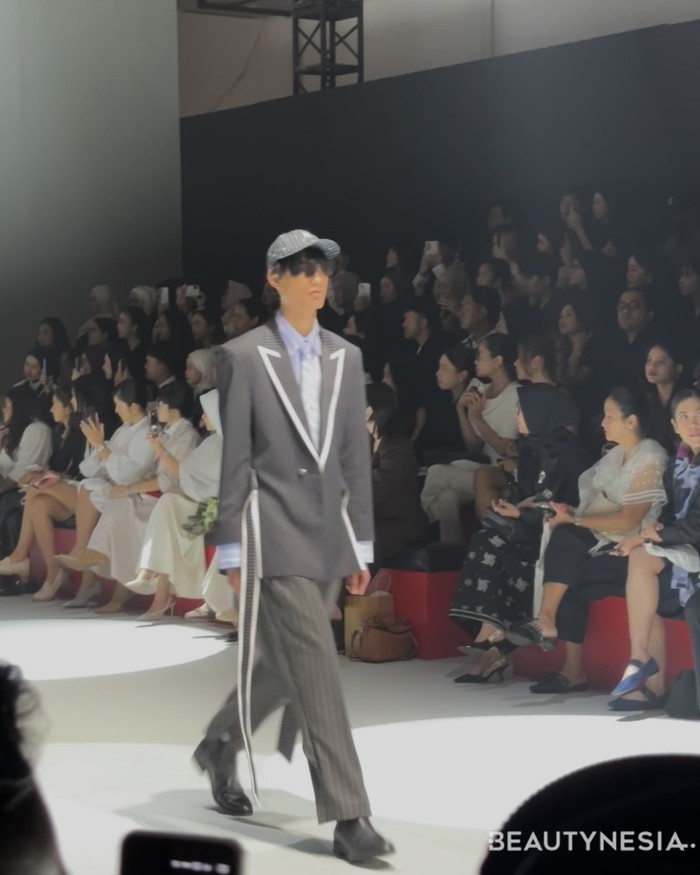 Lalu, koleksi gaya school boy seperti ini terinspirasi dari masa sekolah Wilsen Willim saat di Singapura. (Foto: Rini Apriliani/Beautynesia)