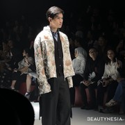 7 Potret Koleksi 'Garis Waktu', Kolaborasi Wilsen Willim dan Dear Me Beauty