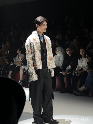 7 Potret Koleksi 'Garis Waktu', Kolaborasi Wilsen Willim dan Dear Me Beauty