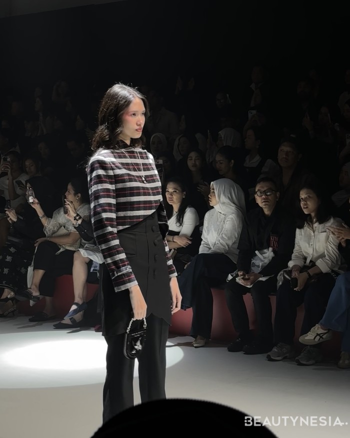 Wilsen Willim tampil beda dengan kolaborasi ini. Bukan mengolah wastra seperti biasa, ia mengunggulkan koleksi dengan garis cool dan uniform look. (Foto: Rini Apriliani/Beautynesia)