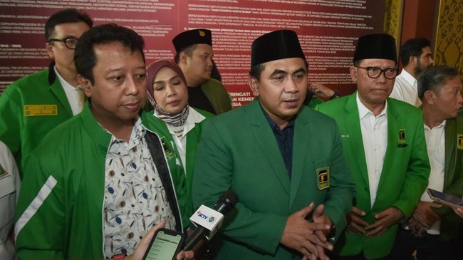 Romahurmuziy menilai Menkum Supratman melakukan intervensi politik dalam pengesahan kepengurusan PPP kubu Mardiono. Rommy akan gugat SK ke PTUN.