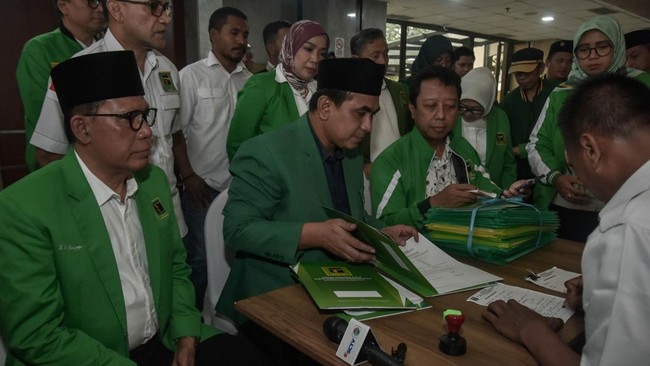 PPP kubu Agus Suparmanto bakal menggugat SK Kepengurusan kubu Mardiono yang telah disahkan Kementerian Hukum ke Pengadilan Tata Usaha Negara (PTUN).