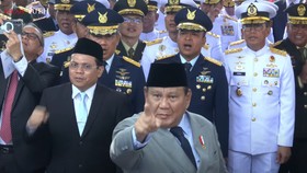 Prabowo Bergelora Kepalkan Tangan Nyanyi Bangun Pemudi Pemuda