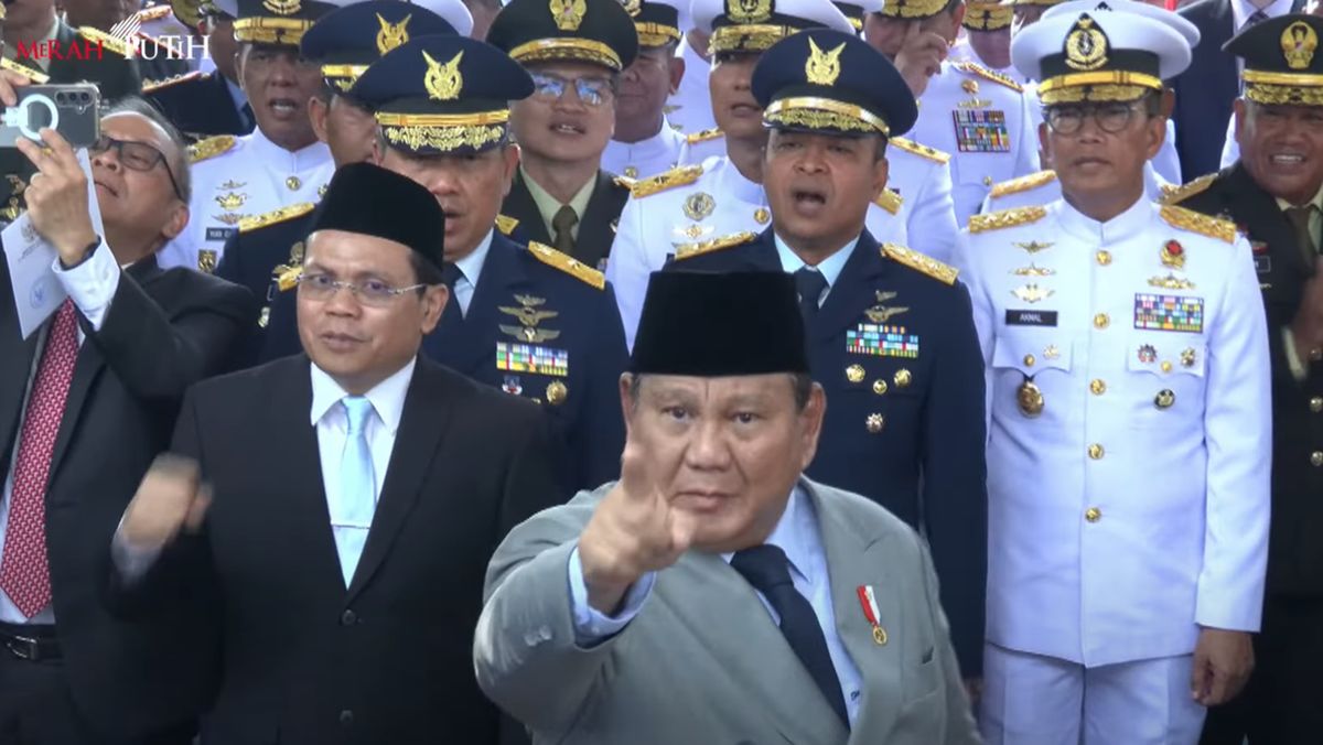 Prabowo Bergelora Kepalkan Tangan Nyanyi Bangun Pemudi Pemuda