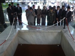 Hari Kesaktian Pancasila, Prabowo-Gibran Berdoa di Depan Sumur Lubang Buaya