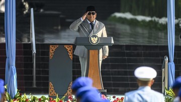 Prabowo Sematkan Tanda Kehormatan ke Prajurit TNI di Atas KRI Radjiman