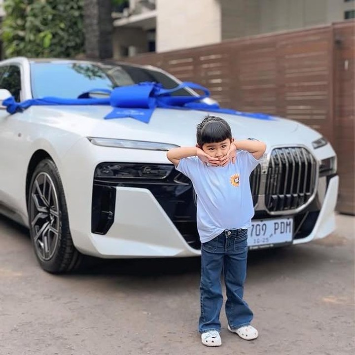 <p>"Semoga suka ya, Moana <em>@aramoanadaily</em>," tulis Ria Ricis melalui unggahannya di Instagram. Dalam foto tersebut, nampak Moana bergaya dengan pose menggemaskan di depan mobil barunya. (Foto: Instagram @riaricis1795)</p>