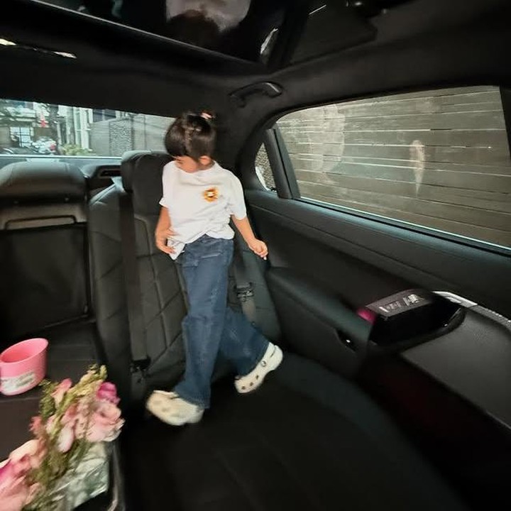 <p>Sebagai seorang Bunda, Ria Ricis selalu berusaha memberikan yang terbaik untuk putri semata wayangnya. Tak butuh waktu lama, Moana pun langsung mencoba masuk ke dalam mobil barunya itu. (Foto: Instagram @riaricis1795)</p>