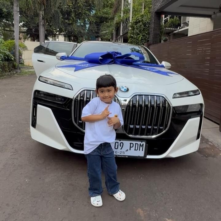 <p>Melihat hadiah istimewa itu, Moana pun terlihat tak bisa menyembunyikan rasa senangnya. Ia bahkan sampai berjoget riang di depan mobil barunya tersebut. Gemas sekali ya, Bunda. (Foto: Instagram @riaricis1795)</p>