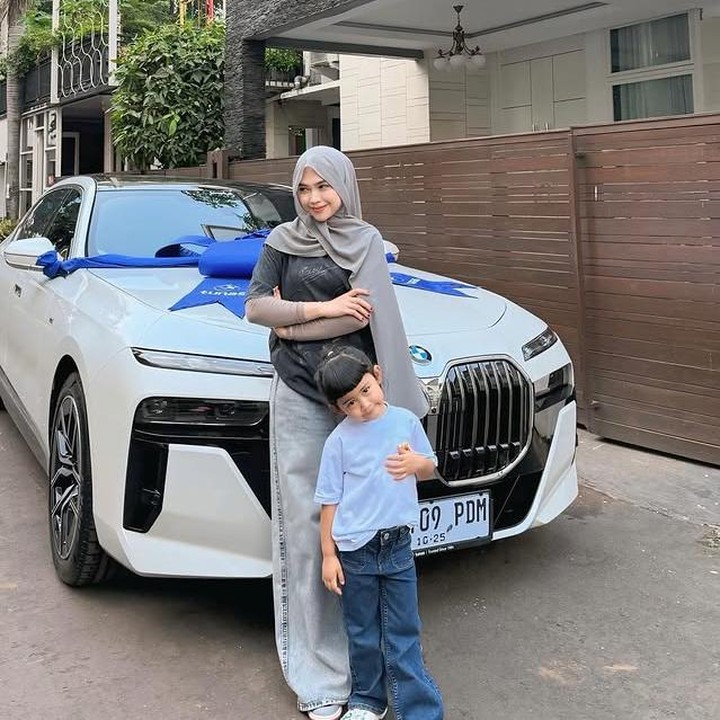 <p>Momen bahagia itu dibagikan langsung oleh Ria Ricis melalui akun media sosial pribadinya. Tak lama setelah dibagikan, unggahan itu pun langsung jadi perbincangan warganet yang kagum melihat hadiah fantastis tersebut. (Foto: Instagram @riaricis1795)</p>