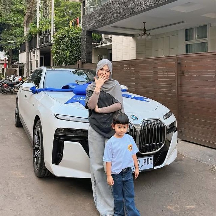 <p>Putri kecil Ria Ricis, Cut Raifa Aramoana atau yang akrab disapa Moana, lagi-lagi jadi sorotan publik. Setelah sebelumnya sempat bikin heboh dengan kabar diberi kos berisi delapan kamar, kali ini Moana mendapat hadiah super spesial dari sang Bunda berupa sebuah mobil mewah. (Foto: Instagram @riaricis1795)</p>