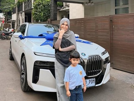 Kembali Bikin Kejutan! 5 Potret Ria Ricis Berikan Hadiah Mobil Mewah untuk Putrinya Moana