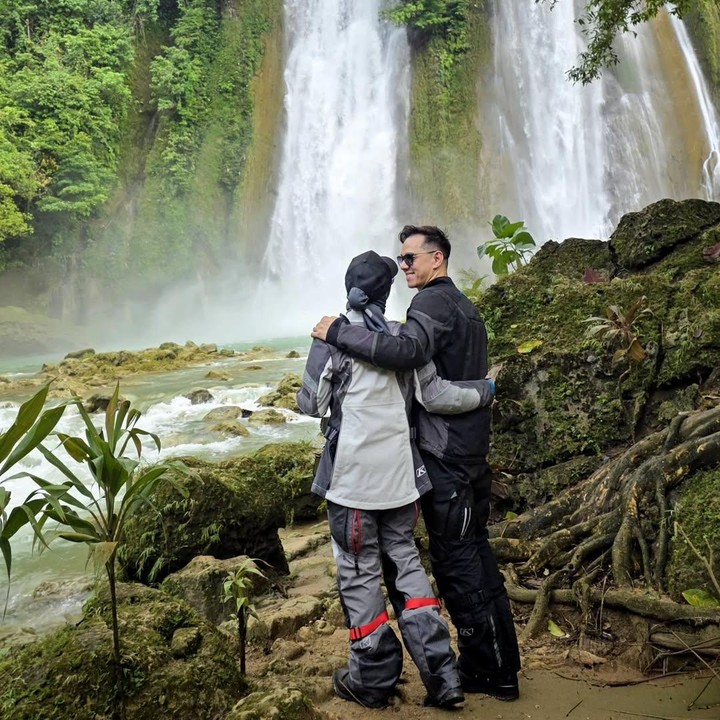 <p>Rionaldo dan sang istri tak sungkan memperlihatkan kemesraan mereka bak pasangan ABG. &ldquo;Pemandangan indah, hati pun lega&hellip;Hubungan kadang drama, tapi <em>touring</em> bikin mesra. Mulai rindu motoran lagi nih,&rdquo; tulis Rionaldo, dikutip dari laman Instagram <em>@rio.stokhorst,</em> Rabu (1/10/2025).&nbsp;(Foto: Instagram@rio.stokhorst)</p>