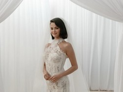 Detail Baju Pengantin Selena Gomez, Ada Pesan Rahasia untuk Benny Blanco