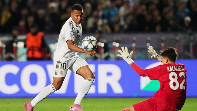 Real Madrid membantai Kairat Almaty 5-0 dalam pertandingan kedua Liga Champions di Stadion Almaty Central, Selasa (30/9).