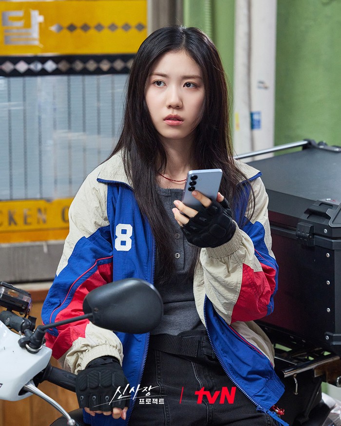 Sukses meraih rating tinggi, Lee Re didapuk memerankan Lee Si On, pekerja paruh waktu yang berdedikasi melakukan pengiriman di restoran ayam goreng milik Mr. Shin (Han Suk Kyu) dan melakukan berbagai misi rahasianya./ Foto: instagram.com/tvn_drama