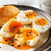 Viral di TikTok Konten Makan Telur Setengah Matang, Ini Bahayanya!