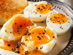 Cara Membuat Telur Setengah Matang dan Manfaatnya, Perlu Dimasak Berapa Menit?