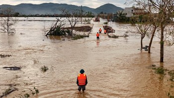 FOTO: Vietnam Porak-poranda Diamuk Topan Ganas Bualoi