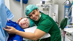 Detik-detik Billy Syahputra Jadi Ayah, 7 Momen Perjuangan Vika Kolesnaya Melahirkan