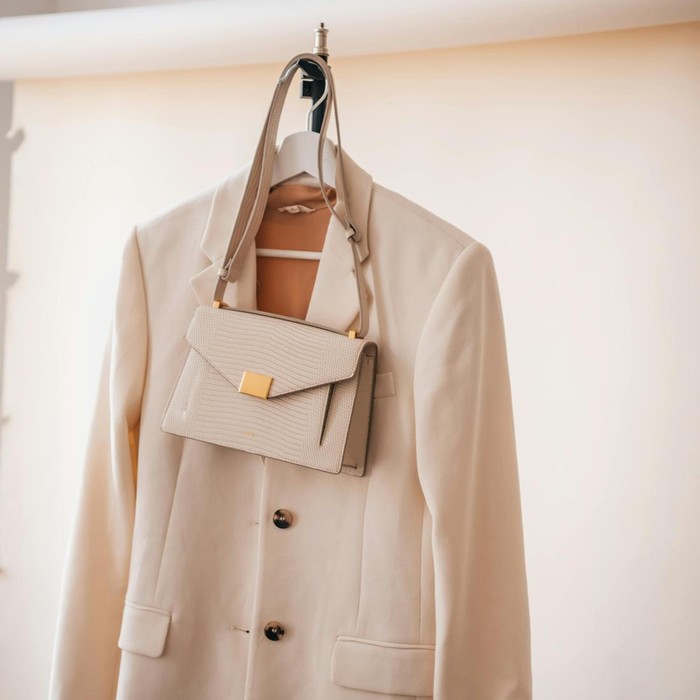 Meskipun terkesan klasik, warna beige juga diasosiasikan dengan konformitas dan kebosanan.

Jika lemari baju kamu didominasi warna beige, hal itu mungkin memberi kesan bahwa kamu menghindari risiko atau tidak ingin menjadi pusat perhatian,