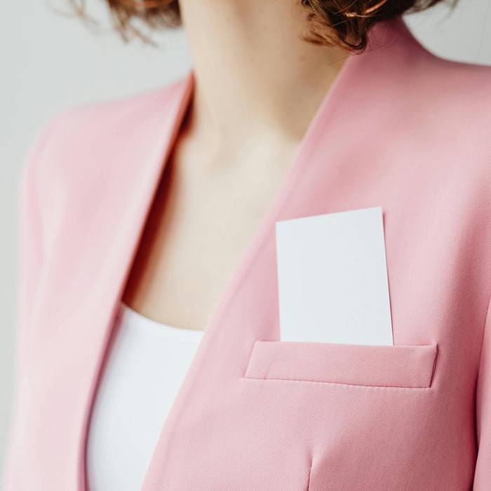 Menurut ilmu Psikologi, warna merah muda sangat erat kaitannya dengan kelembutan, kepolosan, dan kualitas yang indah. Namun, terkadang warna merah muda memberikan kesan terlalu lembut atau rapuh jika terlalu sering digunakan.