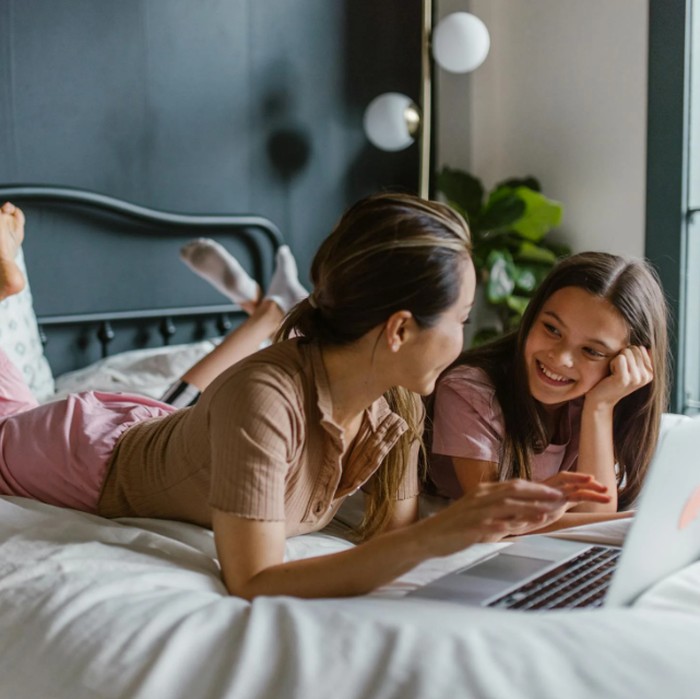 Ajak anak bernostalgia tentang masa kecil yang berkesan. Cara ini bisa membuat mereka tenang/Foto: pexels.com/RDNE Stock project