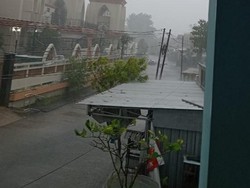 Ngerinya Angin Kencang di Sukoharjo Tumbangkan Pohon-Kubah Masjid Agung